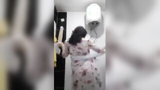 شرموطه صغيره سكس مصر  اندر ايدج بتصور نفسها فيديو وهي في الحمام عريانه ملط و بتفرج صاحبها علي جسمها و كسها المشعر