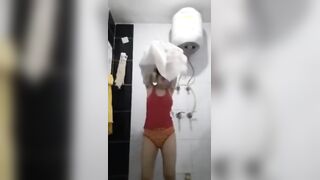شرموطه صغيره سكس مصر  اندر ايدج بتصور نفسها فيديو وهي في الحمام عريانه ملط و بتفرج صاحبها علي جسمها و كسها المشعر