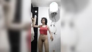شرموطه صغيره سكس مصر  اندر ايدج بتصور نفسها فيديو وهي في الحمام عريانه ملط و بتفرج صاحبها علي جسمها و كسها المشعر