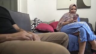 المموس الحيحانه  سكس مصر قعده بتتكلم في التلفون و جوزها الهايج قاعد قدامها مطلع زبر بيضرب عشره طير لبنوا في وشها