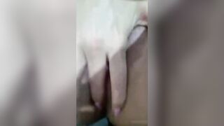 المتناكه فاطمه الممحونه ام كس هايج قعده بتكلم صاحبها فيديو كوول  بتفرجوا علي بزازها الكبيره و كسها المولع bzazy