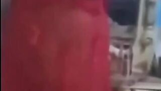 المموس لبس قميص نوم احمر فااجر قعده نيج  علي الارض مفلقس طيزها المربربه و الزبير راكب فوقيها فاشخ كسها نيك