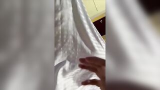 الجزء التاني المموس الحيحانه كانت نايمه دخل عليها نيج  صاحبها البير فضل يلعب في كسها و يهيج فيها لحد ما صحيت و نكها