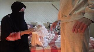 العراقيه القحبه جايبه ل ابنها جسم ست صناعي  نيج بخرم كس و بخرم طيز  عشان ينكها براحتوا بعد ما يبهدل السرير
