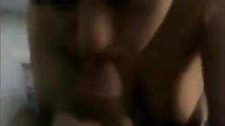 المموس الحيحانه قعده نيج  بين رجلين الزبون السعودي و نزله لحس و مص و تفعيص في زبر و بضانوا اللبوه طلعت استاذه