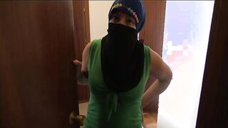اللبوه طلعت تستلم الاوردر و كانت هايجه علي الاخر دخلت الدليفري الشقه و طلبت منوا يريح كسها و ينكها قحبه عراقيه xxnxx