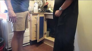 المموس بعتت ل السباك يجي يصلح الحوض خلاتوا شغال وهي واقفه ورا بتلعب في كسها و طيزها و نفسها يفشخها نيك xxnxx