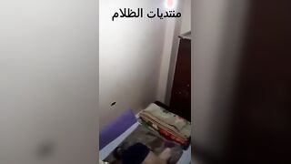 العرص غفل امه  نيك مصري و صورها وهي معا زبون كبير في السن مسكها فاشخ كسها المنفوخ نيك و بتقولوا لم اطلع هنيكك يا خول