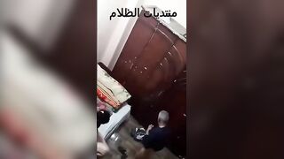 العرص غفل امه  نيك مصري و صورها وهي معا زبون كبير في السن مسكها فاشخ كسها المنفوخ نيك و بتقولوا لم اطلع هنيكك يا خول
