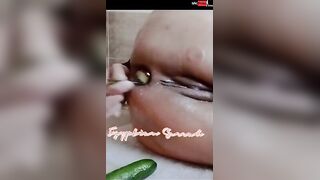 ااحا علي المموس بنت المتناكه  نيك مصري مسكها بتنجانه رومي كبيره مدخلها كلها جوا طيزها و الخياره في كسها غرقت الارض