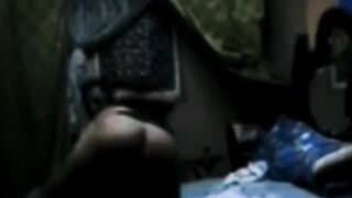 بنت المتناكه مجنونه نيك علي السرير و بتعشق المص والحس  كل شويه تطلع زبري من كسها و تقعد ترضع فيه قحبه هايجه xnxxمصري