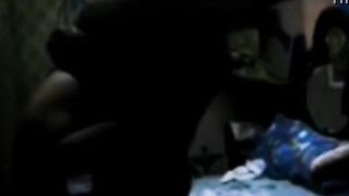 بنت المتناكه مجنونه نيك علي السرير و بتعشق المص والحس  كل شويه تطلع زبري من كسها و تقعد ترضع فيه قحبه هايجه xnxxمصري