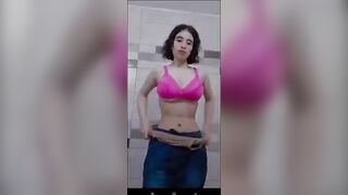 لبوه ممحونه اندر ايدج بتكلم صاحبها فيديو كوول وهي في الحمام بتفرجوا علي بزازها القشطه و هي عماله تعصر فيهم xnxxمصري
