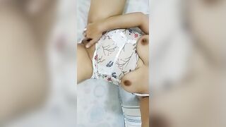 القحبه الممحونه بتكلم عشيقها فيديو كووول وهي هايجه و كسها مولع نااار وعماله تتشرمط و تتعالق عليها وهي بتفرك في كسها xnxxمصري