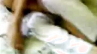 المموس الحيحانه نايمه علي السرير و الفحل عمال يهزر معاها و يقفش في بزازها قبل ما ينكها و الديوث واقف يصورهم xnxx مصري