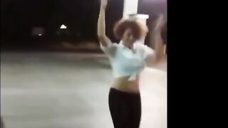تسريب مقاطه و فيديوهات مختلفه لقحبه عراقيه وهي بتتشرمط في لايف و عماله تهز في بزازها الصغيره وترقص في الشارع xnxx مصري