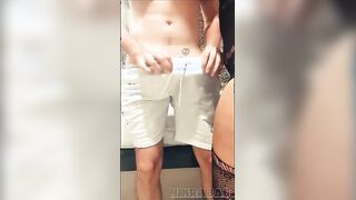 القحبه دينا الحيحانه واقفه قدام حبيبها بتهز في طيزها المربربه وهو بيبعبص سكس مصري  كسها الهايج اللبوه لبس بدلة شبك سوداء مفتوحه من عند كسها