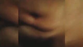 الجزء التالت المموس واقفت انوا يمشي زبر علي شفايف  سكس مصري كسها فضلت تفرك بكسها الهايج لحد ما طير لبنوا و ارتاح