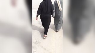 الديوث بيصوؤر مرات اخوها المموس وهو ماشي وراها مسلط ال سكس مصري كاميرا علي طيزها وهي ماشيه تهز فيها قحبه مصريه هايجه