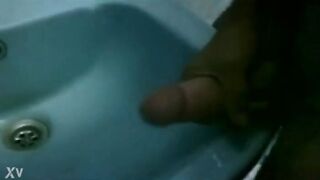 الفحل بيكلم خطيبتوا فيديو كووول وهو في الحمام مطل سكس مصري ع زبر و عمال يفرك فيه جامد لحد ما نزل كمية لبن رهيبه