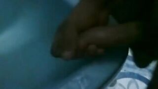 الفحل بيكلم خطيبتوا فيديو كووول وهو في الحمام مطل سكس مصري ع زبر و عمال يفرك فيه جامد لحد ما نزل كمية لبن رهيبه
