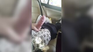 العنتيل الهايج بيصور زبر الكبير وهو هايج و نايم في العر سكس مصري بيه و عمال يفرك فيه و يلعب في الراس لحد ما طير لبنوا