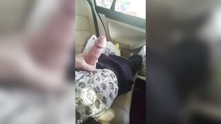 العنتيل الهايج بيصور زبر الكبير وهو هايج و نايم في العر سكس مصري بيه و عمال يفرك فيه و يلعب في الراس لحد ما طير لبنوا