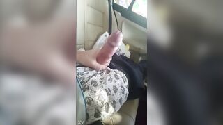 العنتيل الهايج بيصور زبر الكبير وهو هايج و نايم في العر سكس مصري بيه و عمال يفرك فيه و يلعب في الراس لحد ما طير لبنوا