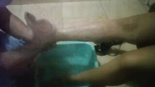 الملكه ساندي الهايجه قعده علي حرف السرير و الخو  سكس مصري الكلب بتاعها تحت رجليها بتلحس و بيبوس في صوابع رجلها