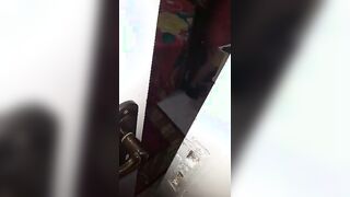 العرص واقف علي الباب بيتفرج علي مرات ابوها المموس وهي لبس  سكس مصري قميص النوم الاحمر و قعده تفرك في كسها دخل فشخ المموس