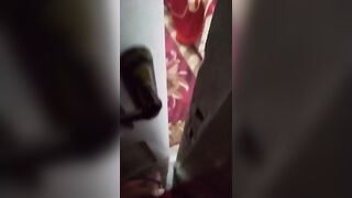 العرص واقف علي الباب بيتفرج علي مرات ابوها المموس وهي لبس  سكس مصري قميص النوم الاحمر و قعده تفرك في كسها دخل فشخ المموس