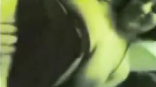 منار الحيحانه نايمه علي ضهرها و بتلعب بلسانها في راس زبر  سكس مصري الفحل فضل يمشي زبر علي كسها لحد ما اللبوه نزلت لبنها