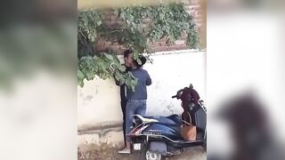 تسريب مقطع فاضح ل شرموطه في الشارع  واقفه مع حبيبيها سكس مصري  و عماله يبوسها و يقفش في بزازها المربربه قحبه هايجه