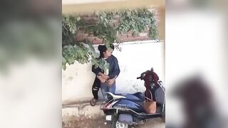تسريب مقطع فاضح ل شرموطه في الشارع  واقفه مع حبيبيها سكس مصري  و عماله يبوسها و يقفش في بزازها المربربه قحبه هايجه