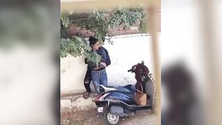 تسريب مقطع فاضح ل شرموطه في الشارع  واقفه مع حبيبيها سكس مصري  و عماله يبوسها و يقفش في بزازها المربربه قحبه هايجه