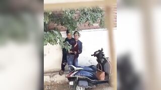 تسريب مقطع فاضح ل شرموطه في الشارع  واقفه مع حبيبيها سكس مصري  و عماله يبوسها و يقفش في بزازها المربربه قحبه هايجه