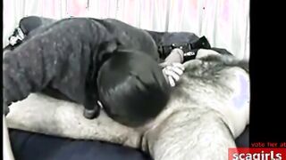 الفحل استغل سفر مراته و فضل ورا بنت مراته لحد ما هاجت علي زبر  سكس مصري الكبير طلب منها تريح زبر جوا بوقها اللبوه بلعت لبنوا
