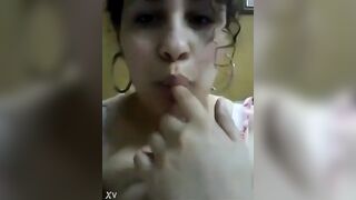 الشرموطه الحيحانه قعده بتكلم حبيبها بقميص النوم و بتقولوا لو زبر سكس مصري ك قدامي همص كده حط صباعها في بوقها بتعمل حركات شرمطه