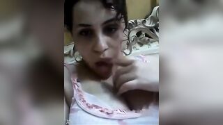 الشرموطه الحيحانه قعده بتكلم حبيبها بقميص النوم و بتقولوا لو زبر سكس مصري ك قدامي همص كده حط صباعها في بوقها بتعمل حركات شرمطه