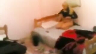 الشرموطه راحت ل عشيقها شقتوا اول ما جوزها نزل الشغل بيصو سكس مصري رهخا فيديو وهي قعده علي السرير بتفرك في كسها الشرقان