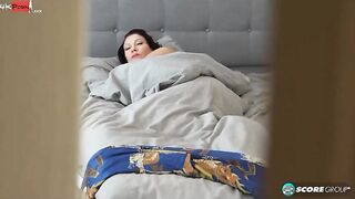 شرموطه هايجه كبيره في السن نايمه صحيت من النوم دخلت تاخد شا سكس مصري ور كسها هاج و ولع فضلت تفرك في كسها و تبعبص في طيزها