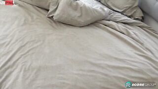 شرموطه هايجه كبيره في السن نايمه صحيت من النوم دخلت تاخد شا سكس مصري ور كسها هاج و ولع فضلت تفرك في كسها و تبعبص في طيزها