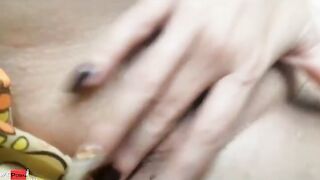 القحبه وفاء الهايجه بتكلم حبيبها فيديو كووول وهي نايمه علي ضهرها سكس مصري  و نزله بعبص و فرك في كسها الشرقان لحد ما نزلت لبنها