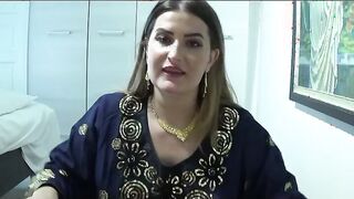 الشرموطه المغربيه القحبه ام كس هايج قعده علي ركبها بترضع في زبر  سكس مصري الفحل الزبير ماسكها علي الارض فلقس طيزها و فشخها نيك