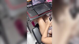 شرموطة المعادي الهايجه كانت قعده بتلعب بلاي ستيشن دخل عل سكس مصري يها صاحبها الفحل مسكها فشخ كسها الشرقان نيك من الاخر