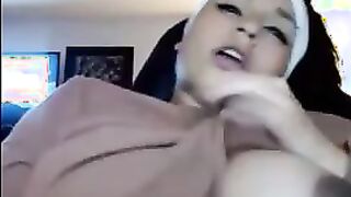 الشرموطه الحيحانه بتكلم صاحبها فيديو كول وقعده تفرك و سكس مصري  تبعبص في كسها الشرقان و بزازها المربربه عماله تتهزا