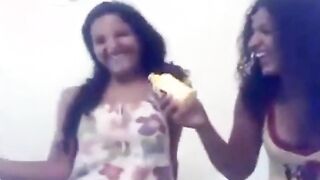 عيال صغيره اندر ايدج قعدين يهزروا مع بعض و بيقولوا اوسخ كلام سكس مصري  شرمطه و تهيج دول هيبقوا شراميط علي كبير في المستقبل