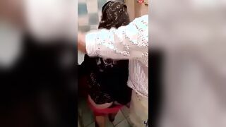 شرموطه هايجه كبيره في السن دخلت ع الزبون الحمام ينكها و ي سكس مصري ريح زبر جوا كسها المموس بتتخانق معا عشان بهدل هدومها