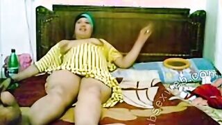 الجزء التاني المموس الحيحانه ام محمد الهايجه نايمه علي السرير عماله ت سكس مصري تشرمط و تتعالق علي العنتيل و هو جنبها و بتفرك في زبر