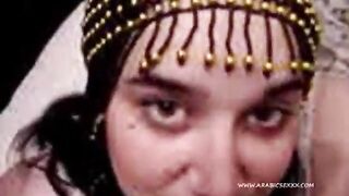 المتناكه لوسي الممحونه قعده مابين رجلين الفحل وعماله تت سكس مصري شرمط و تتعالق عليه وعي بتلحس زبر بلسانها قحبه ممحونه